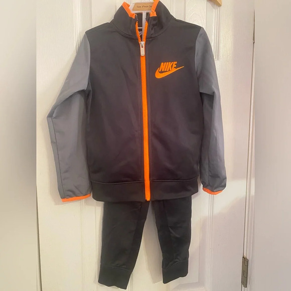 Boy’s Nike Tracksuit - Picture 1 of 10